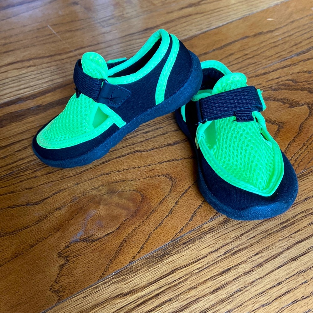 Toddler water shoes size 5/6